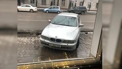 На Манаса-Киевской водитель «БМВ» припарковался на тротуаре. Фото