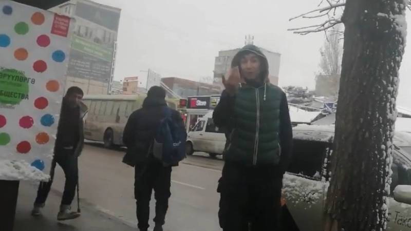 В Бишкеке оскорбили мужчину, снимавшего на видео нарушение ПДД. Видео