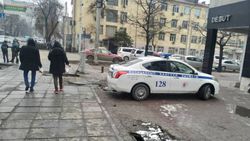 На Киевской-Тыныстанова служебная машина заехала на тротуар. Фото