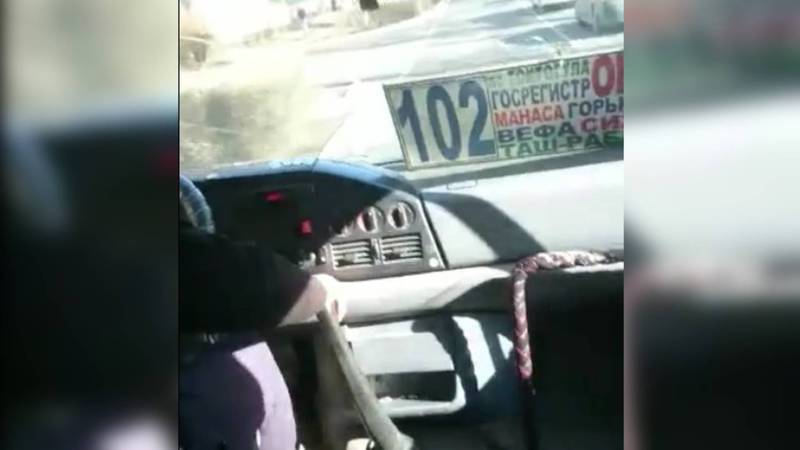 На Манаса-Московской водитель маршрутки №102 ехал по встречной полосе. Видео