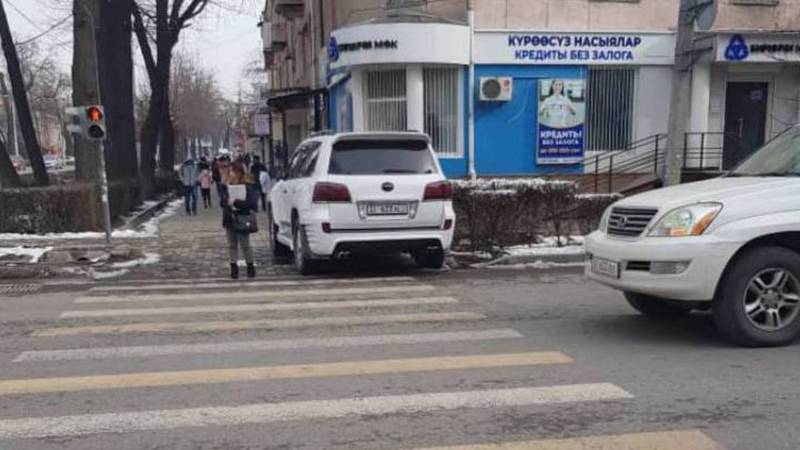 На Чуй-Уметалиева внедорожник припарковали на «зебре». Фото