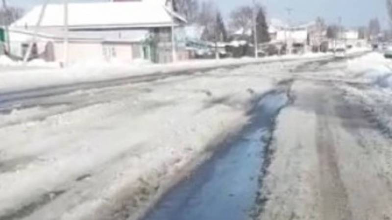 Центральную улицу в селе Бостери не очищают от снега. Видео