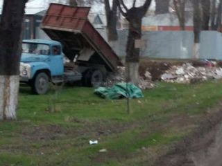 Грузовик выгружал мусор в зеленой зоне в жилмассиве Энесай (фото)