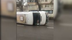 На ул.Московской в результате ДТП перевернулась маршрутка. Есть пострадавшие. Видео, фото