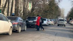 На ул.Тоголок Молдо машины, припаркованные на обочине мешают дорожному движению. Фото