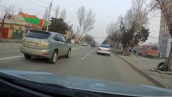 На улице Ахунбаева водитель «Лексуса» выехал на встречную полосу через двойную сплошную линию. Видео, фото