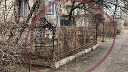 В квартале ковровщиков в Кара-Балте дом №25 огородили колючей проволокой. Фото