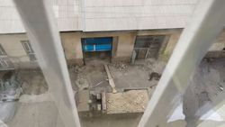 Бишкекчанка жалуется на строительство автосервиса рядом с многоэтажным домом. Фото