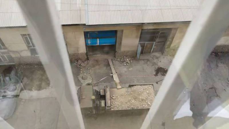 Бишкекчанка жалуется на строительство автосервиса рядом с многоэтажным домом. Фото
