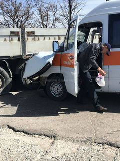 На участке объездной дороги произошло ДТП. Бус с пассажирами врезался в грузовик (фото)