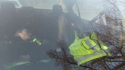 Бишкекчанин заснял на видео спящих во время службы в машине сотрудников Патрульной милиции. Видео, фото