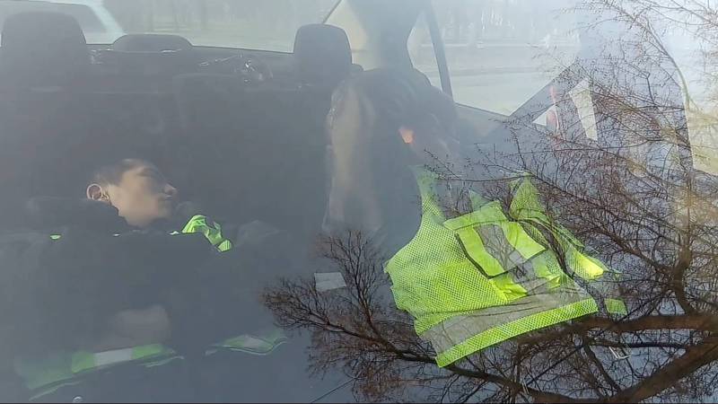 Бишкекчанин заснял на видео спящих во время службы в машине сотрудников Патрульной милиции. Видео, фото
