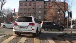 В Бишкеке водитель «Лексуса» проехал на красный свет светофора. Видео