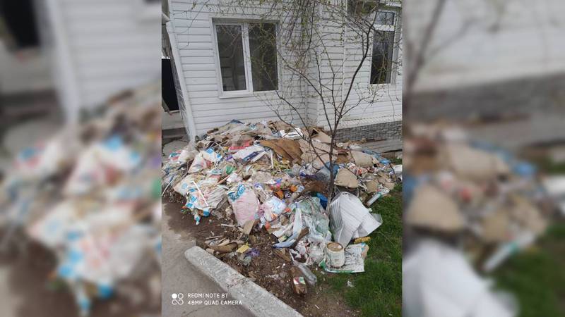 На территории ЦСМ в селе Беловодское лежит куча мусора. Фото