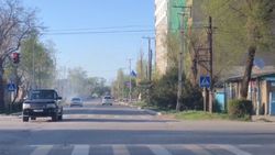 На улице Суюмбаева в Бишкеке Range Rover проехал на красный свет. Видео