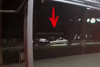 Автонаезд на девушку на Чуй—Тоголок Молдо попал на камеру видеонаблюдения. Девушка погибла на месте