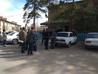 Житель Иссык-Куля жалуется на очереди в Каракольском департаменте регистрации авто (фото)