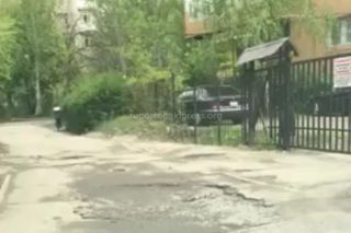 Житель города Бишкек возмущен разбитой внутридворовой дорогой в 8 мкр (видео)