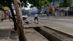 На улице Кулиева возле Ошского рынка неизвестные кувалдой ломают бордюры, - очевидец. Видео