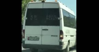 В Бишкеке маршрутка к остановке подъехала через встречную полосу (видео)