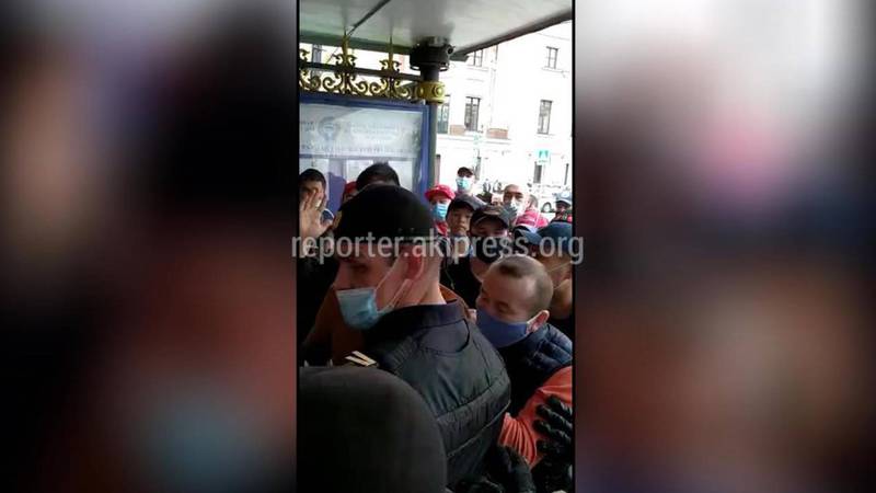 Кыргызстанцы собрались возле посольства КР в РФ, одного из них увели полицейские