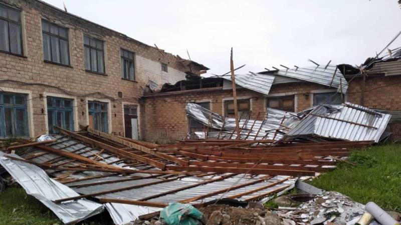 Жители села Кун-Туу, где ветром снесло крышу школы, просят построить им новую школу. Фото