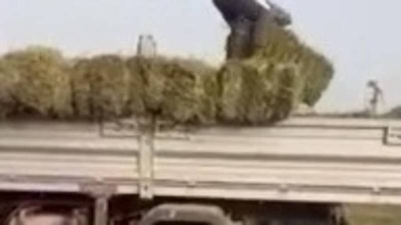 Житель Узгенского района сделал механический погрузчик тюков сена. Видео