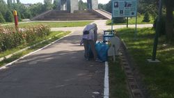 Уборщицы мусора в Парке Победы носят тяжелые пакеты. Почему им не выдали тачки? - горожанка. Видео