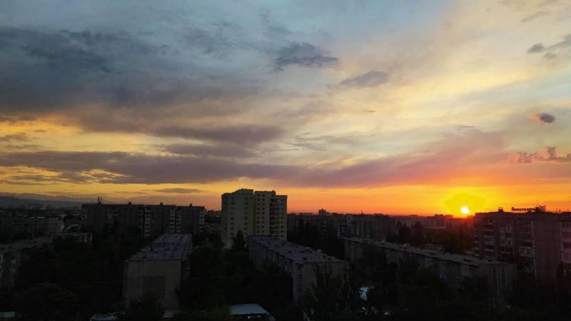 Красивый закат в Бишкеке. Видео