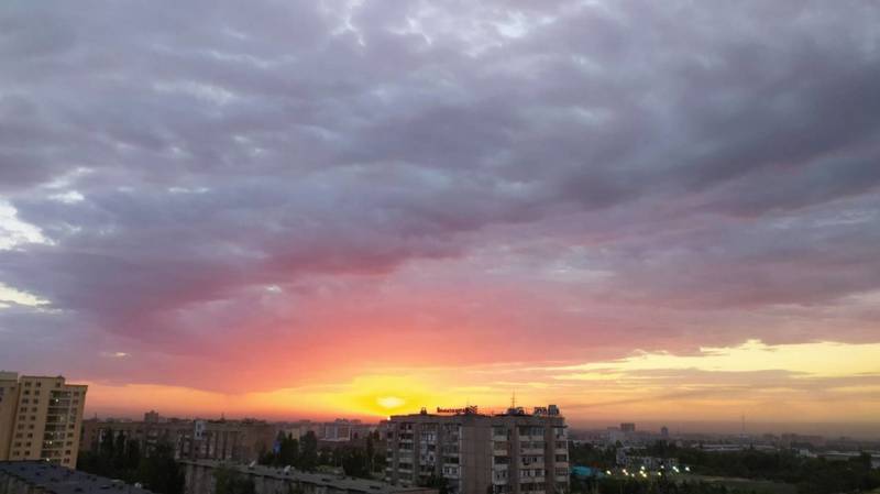 «Как сладкая вата». Невероятно красивый закат в Бишкеке 2 июня. Видео