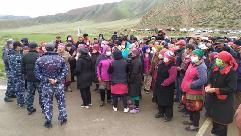 В Нарынской области митинг из-за пастбищ, - местный житель. Видео и фото