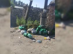 Горожанин жалуется на мусор на пересечении улиц Манаса и Васильева