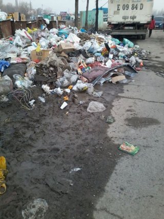 На пересечении ул. Сыдыгалиева и Волкова в течение 3 недель не убирают мусор <b>(фото)</b>