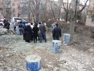 Жители 4 мкр по ул. Донецкой выражают протест против незаконного строительства кафе <b>(фото)</b>