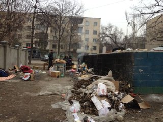 Жители ул. Турусбекова жалуются на бесчинство бомжей в округе <b>(фото)</b>