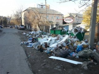 На пересечении ул. Жибек Жолу и Логвиненко три недели не убирают мусор <b>(фото)</b>
