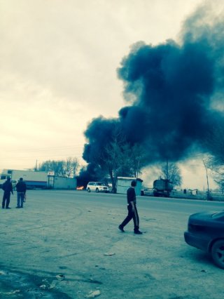В районе Дордоя возле заправки «Кыргыз Мунай» горит контейнер <b>(фото)</b>