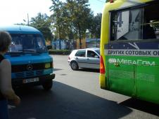 В Бишкеке на проспекте Чуй столкнулись маршрутка и автобус