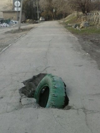 Читательница предупреждает, что в 8 мкр Бишкека провалился асфальт <b>(фото)</b>