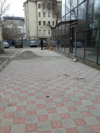 Читатель интересуется, законно ли установлен шлагбаум и ограждение возле нового дома в районе пр.Мира-Московской <b>(фото)</b>