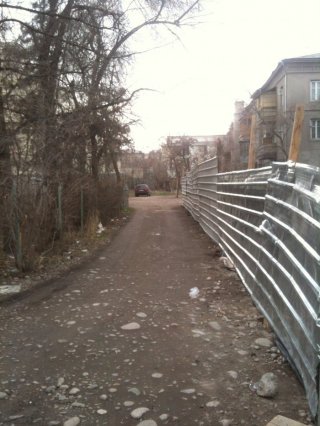 Многоэтажный дом на пересечении ул. Сыдыкова и Молодой Гвардии строится с нарушениями строительных норм <b>(фото)</b>