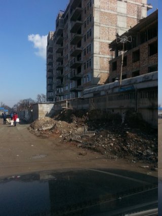 Хозяин строительного объекта перекрыл оградой улицу Бакаева <b>(фото)</b>