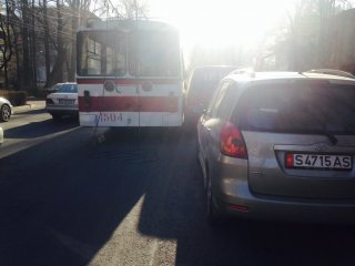 В Бишкеке автомобиль столкнулся с троллейбусом <b>(фото)</b>