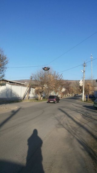 В Жалал-Абаде на перекрестке Калинина — Горького уже 4 года не работает светофор <b>(фото)</b>