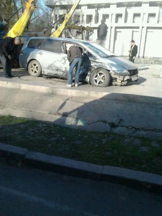 В Бишкеке столкнулись микроавтобус «Мерседес» и «Хонда Одиссей» <b>(фото)</b>