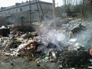 В Таласе возле домов и университета скопилось много мусора <b>(фото)</b>