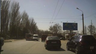 Читатель сообщает, что в Бишкеке водитель направил на него пистолет из открытого окна автомашины