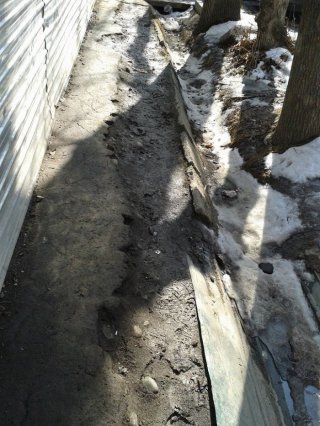 Плохое состояние тротуара на Раззакова — Боконбаева создает неудобства для прохожих <b>(фото)</b>