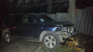 В с. Сосновка на автодороге Бишкек — Ош автомобиль врезался в дерево <b>(фото)</b>