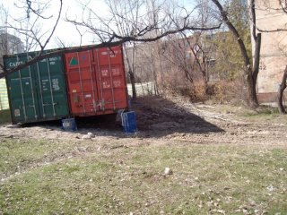 В 4 мкр на земельном участке общего пользования на железных бочках установили контейнеры <b>(фото)</b>